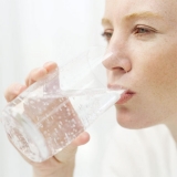 Tomar 8 vasos de agua al día es bueno para la piel. Mito o realidad?