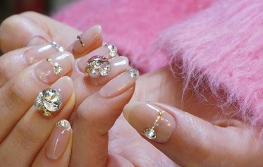 Glass Nails: 10 diseños para lucir uñas de cristal